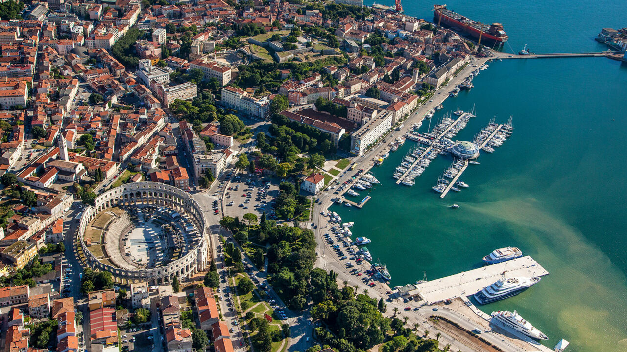 Blick auf die Stadt Pula in Istrien, Kroatien