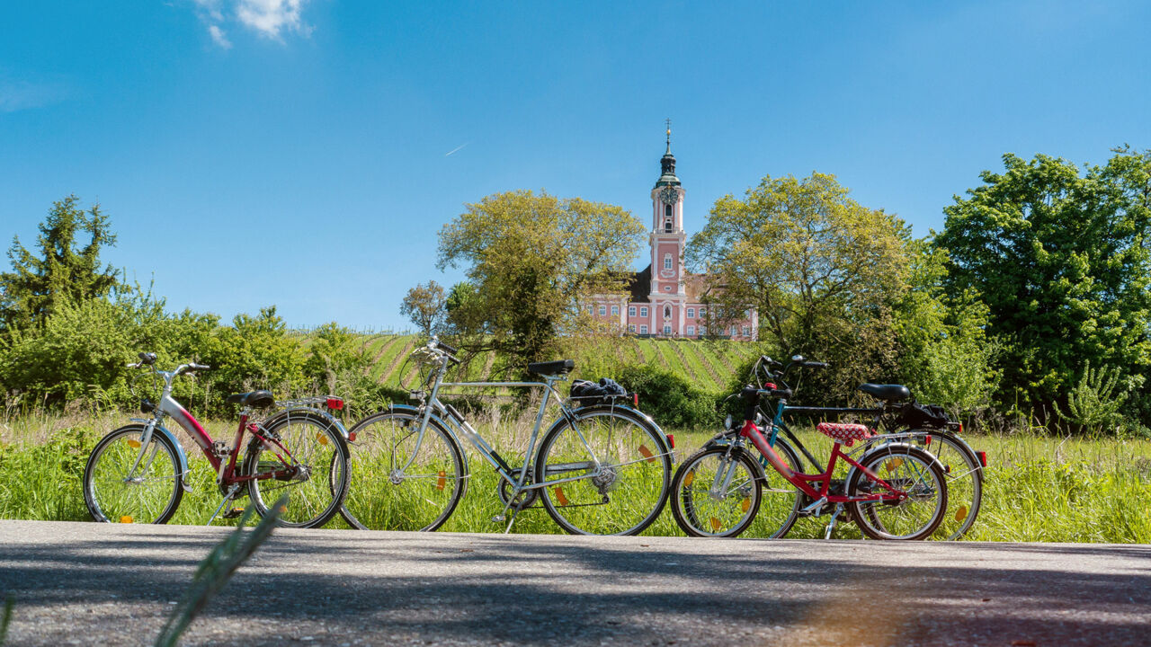Fahrräder, im Hintergrund die Barockkirche Birnau