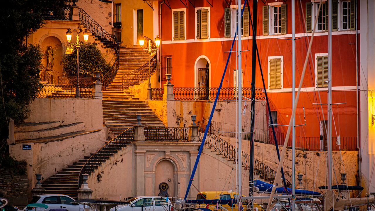 Die Treppen Escalier Romieu führen in die Oberstadt von Bastia
