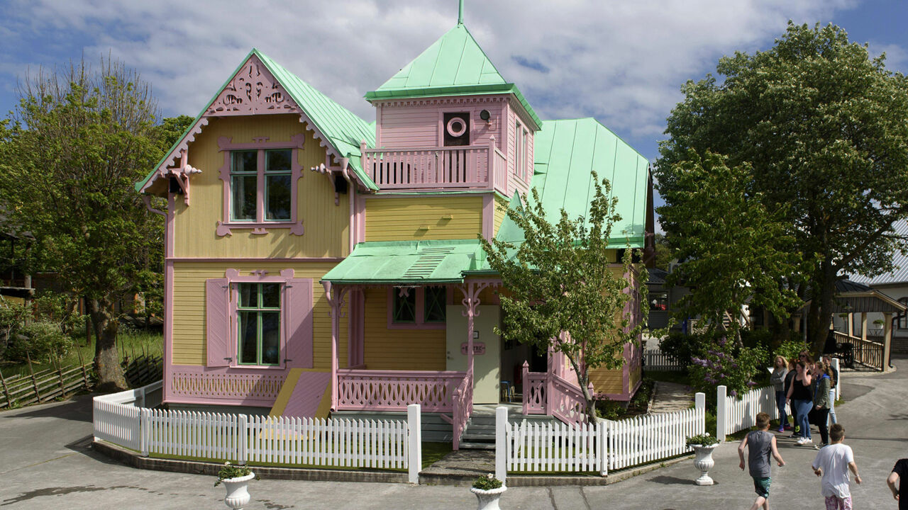 Die gelb-rosa Villa Kunterbunt steht in einem Freizeitpark in Gotland.