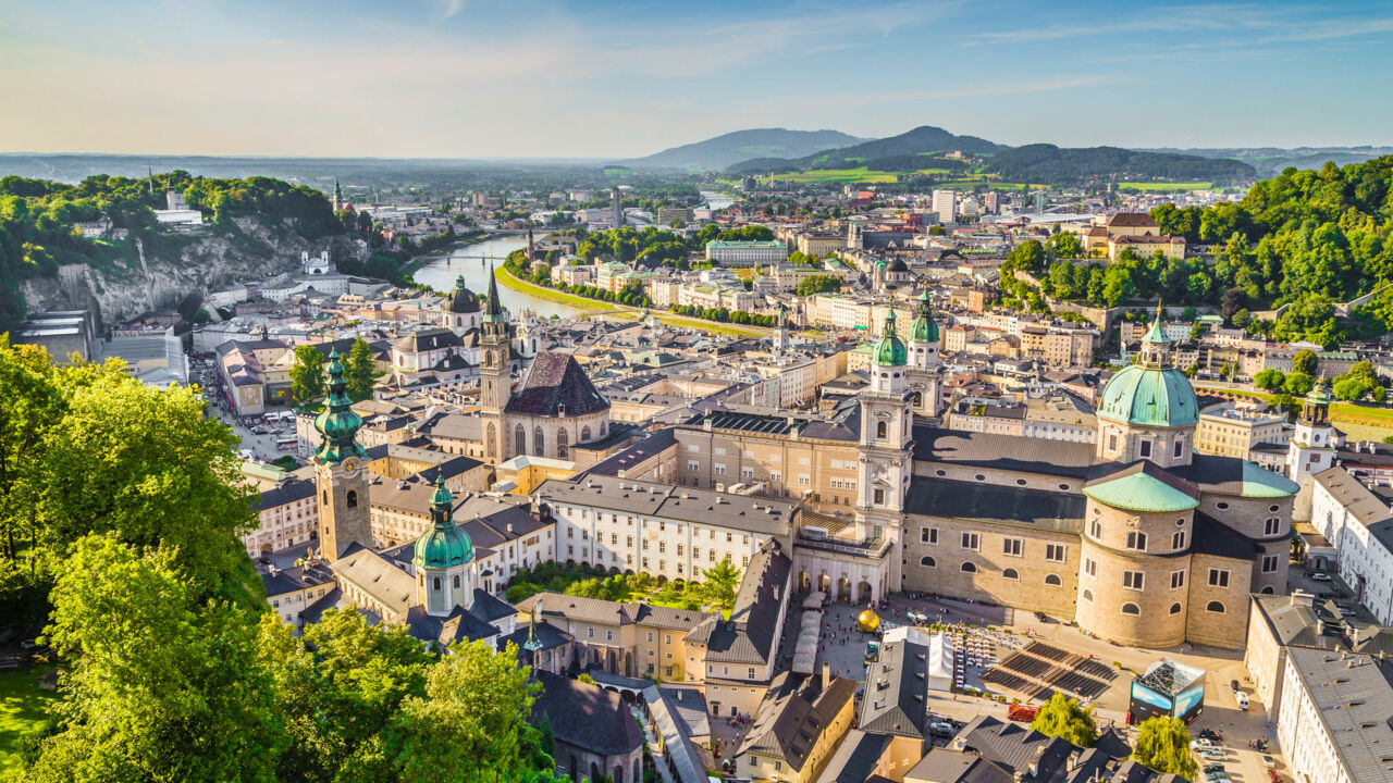 Aerial von Salzburg, Stadt in den Alpen 