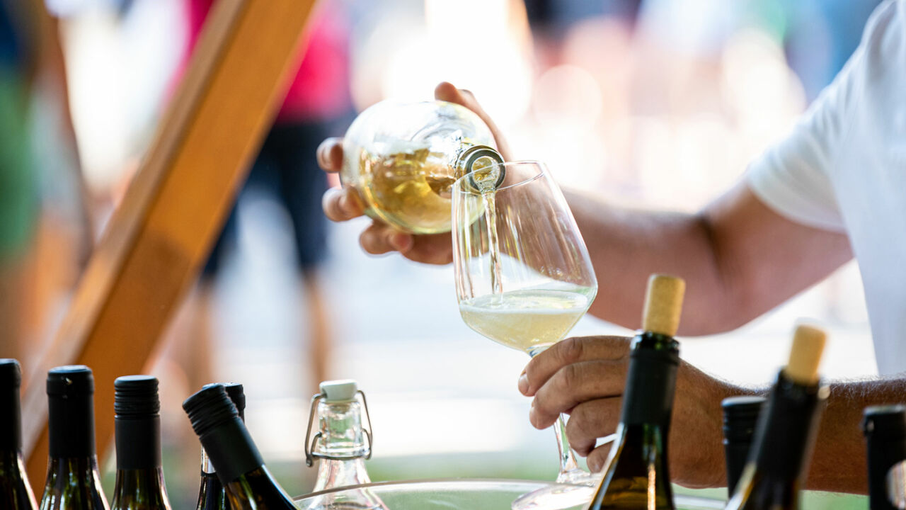 Weinfest in Offenburg, Symbolbild vom Wein Einschenken