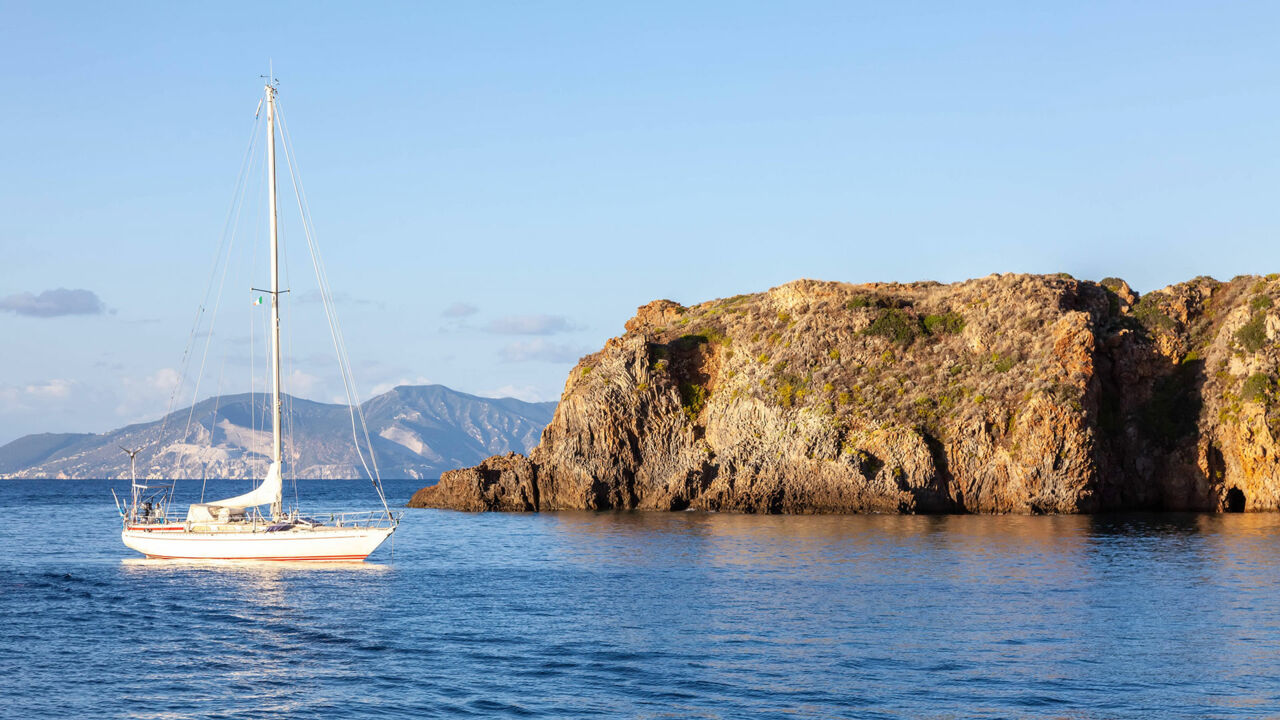 Segelboot auf dem Tyrrhenischen Meer, Liparische Inseln