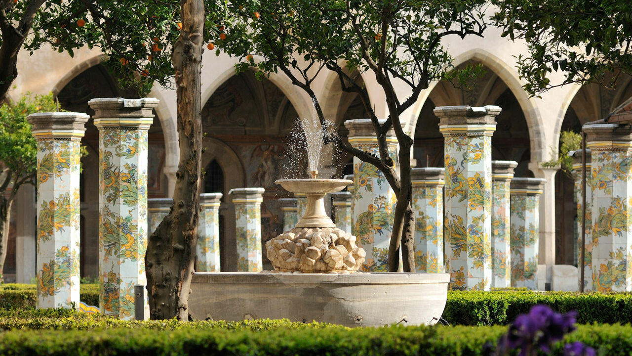 Bunt verzierte Säulen im Santa Chiara von Neapel