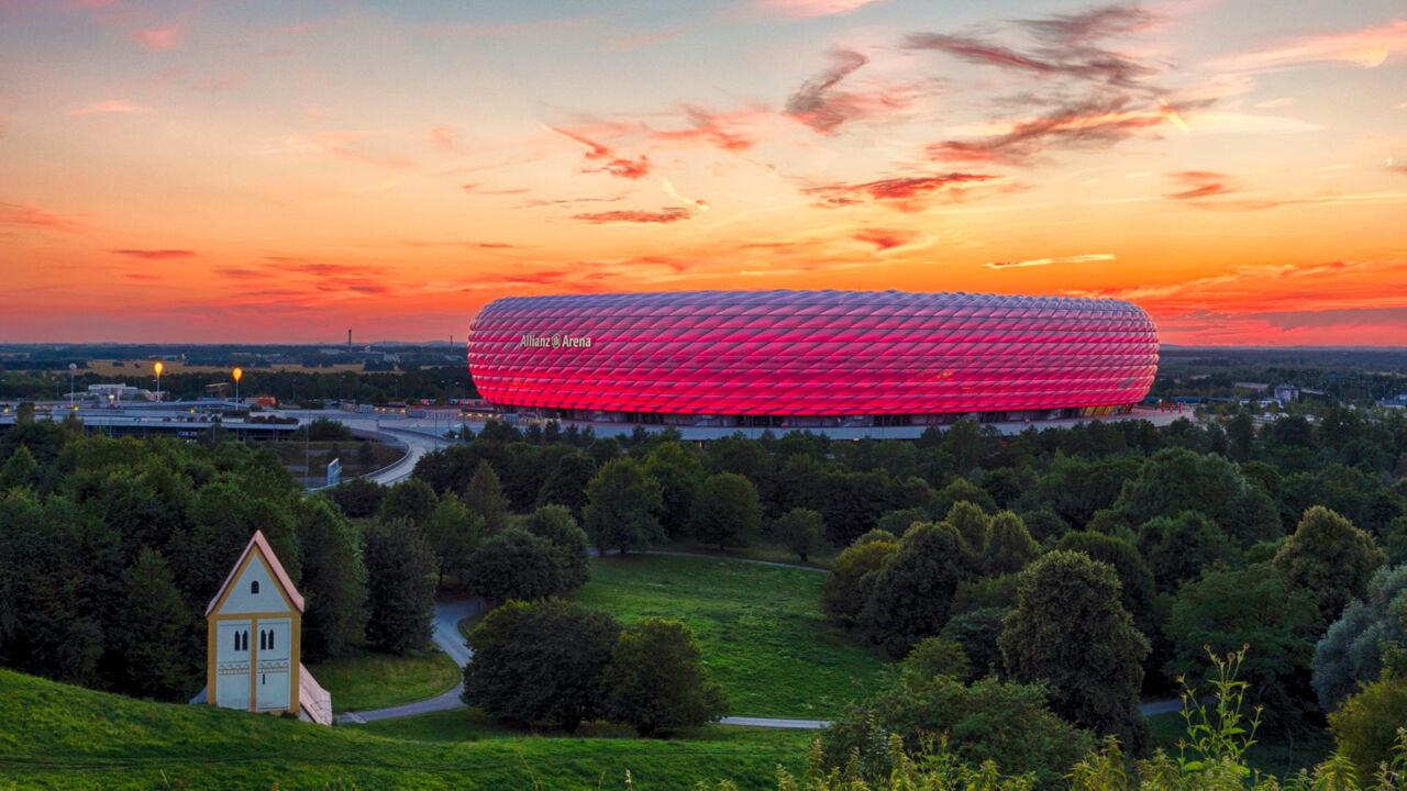 beleuchtete Allianz Arena in München