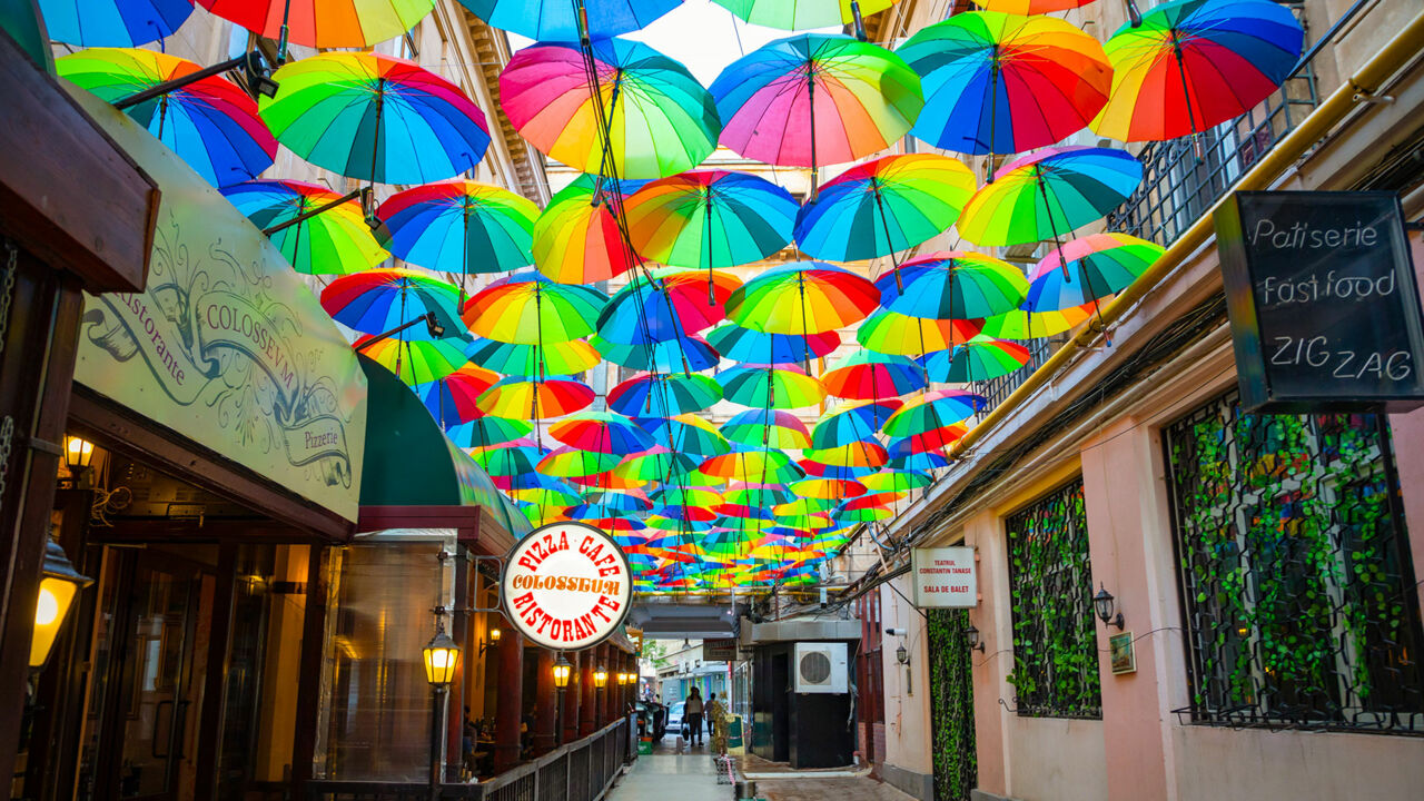 Bunte Regenschirme über der Straße Pasajul Victorei in Bukarest