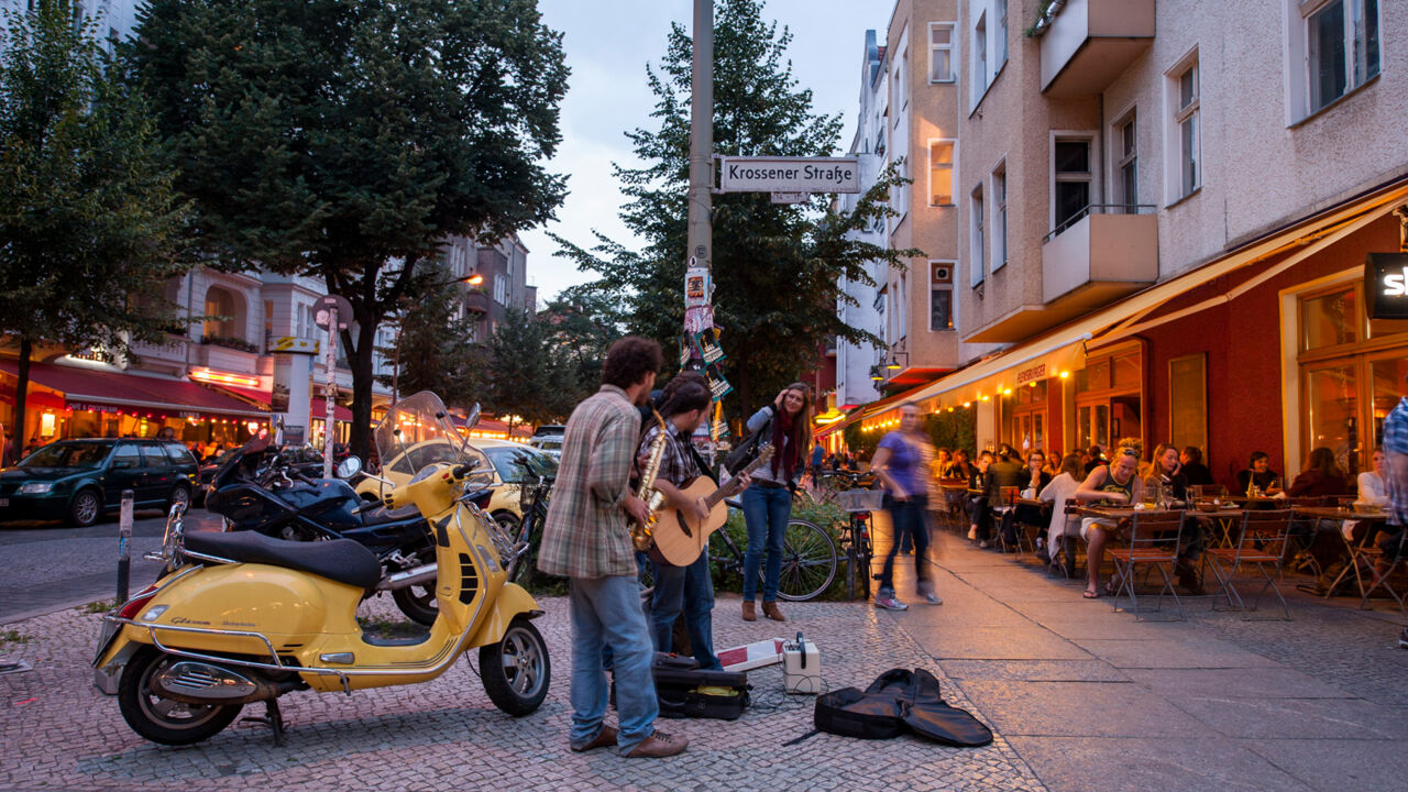 Straßenmusiker mit Gitarre in Berlin