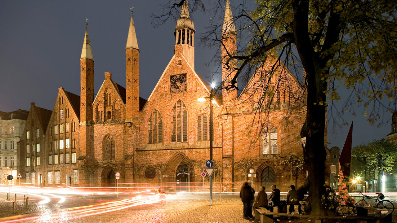 Heiligen-Geist-Hospital in Lübeck bei Abend/Nacht