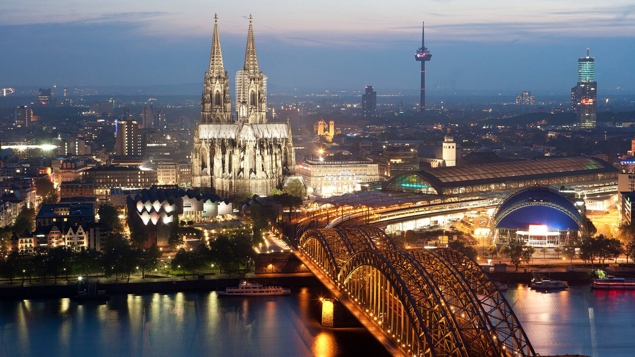 Köln Panorama mit Aussicht auf dem Kölner Dom, den Rhein, den Fernsehturm und die Hohenzollernbrücke.