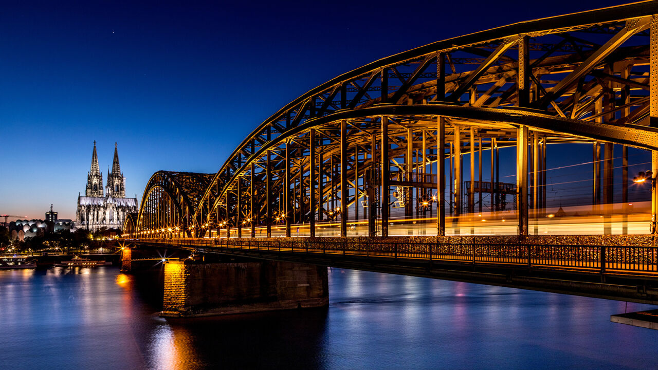 Hohenzollernbrücke mit Blick auf den Kölner Dom
