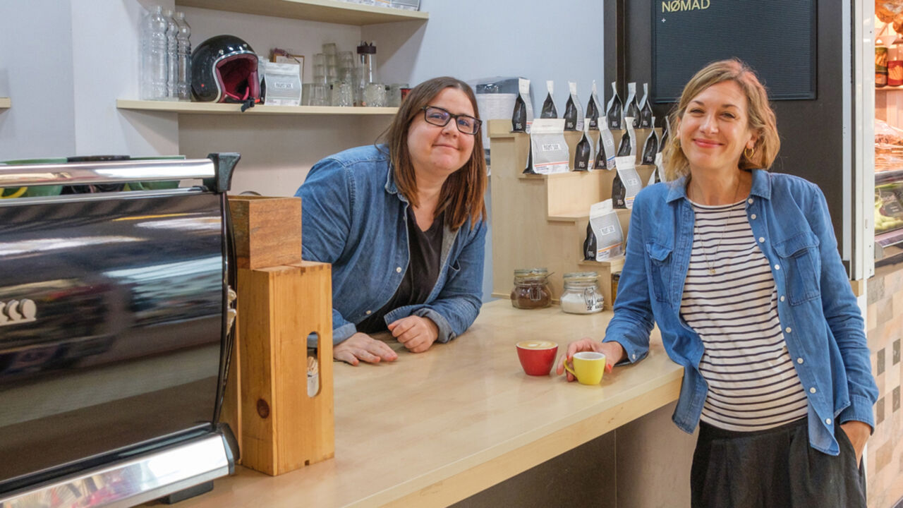 Merian-Redakteurin Tinka Dippel besucht einen Kaffee-Stand im Mercat Central.