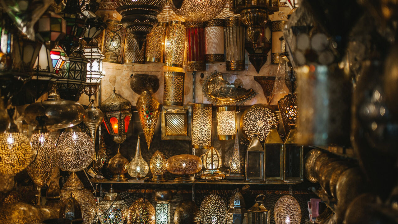 Orientalische Lampen hängen in einem Souk in Marrakesch.