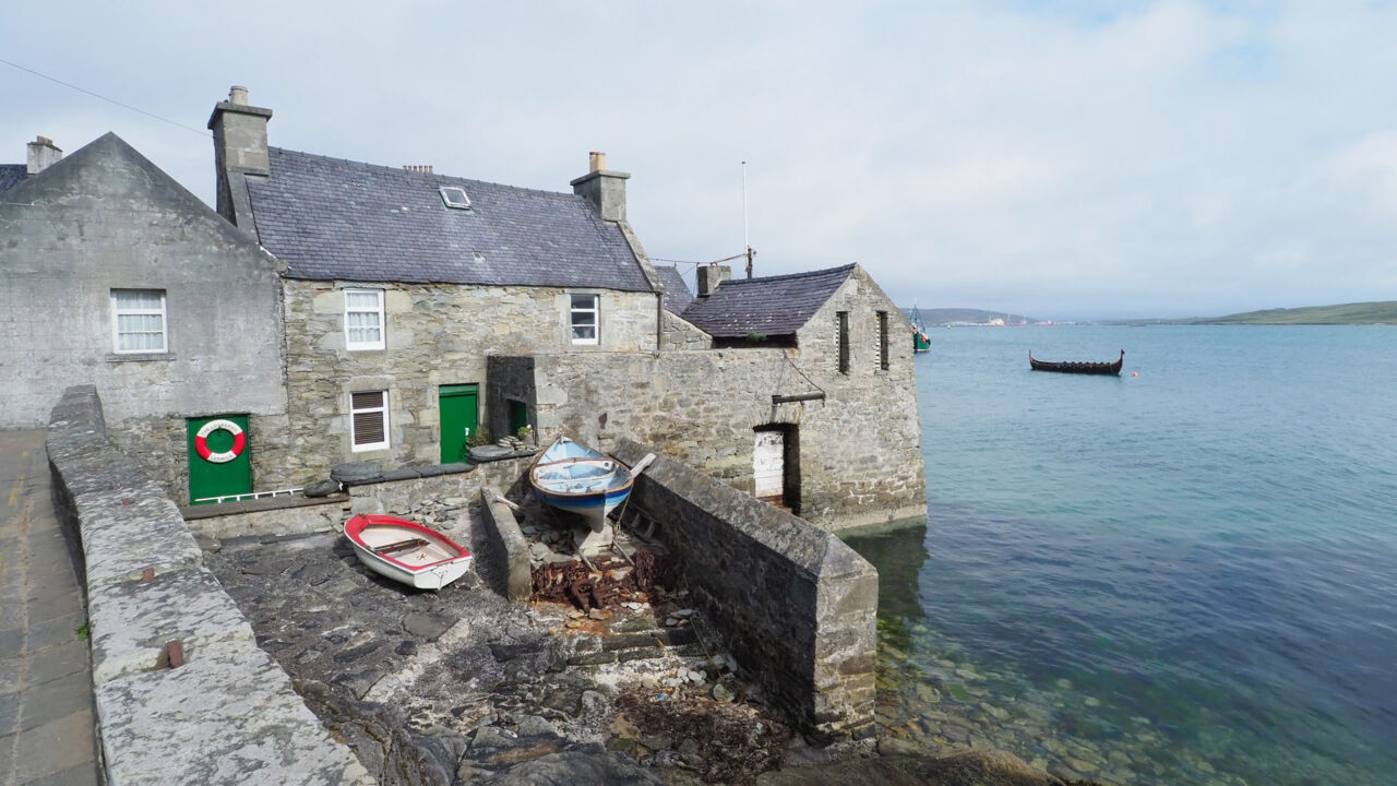 Fischerhäuser stehen an der Küste der Shetlandinsel Mainland