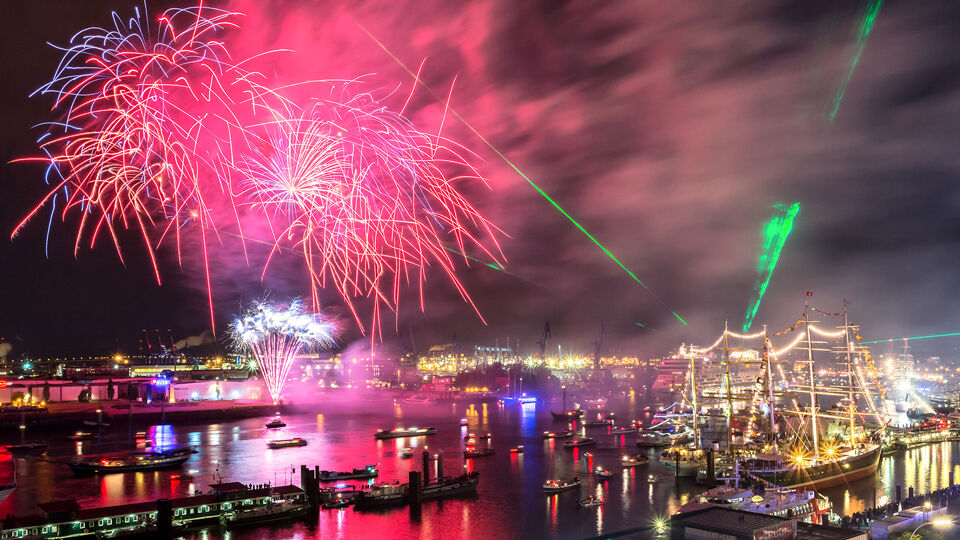 Feuerwerk über den Landungsbrücken in Hamburg