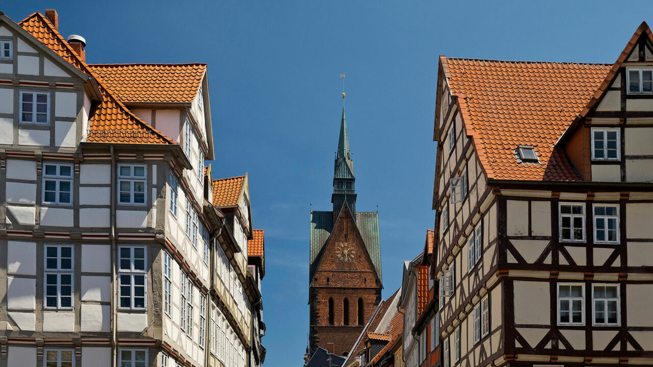 Blick auf die Spitze der Marktkirche und Fachwerkhäuser in Hannover