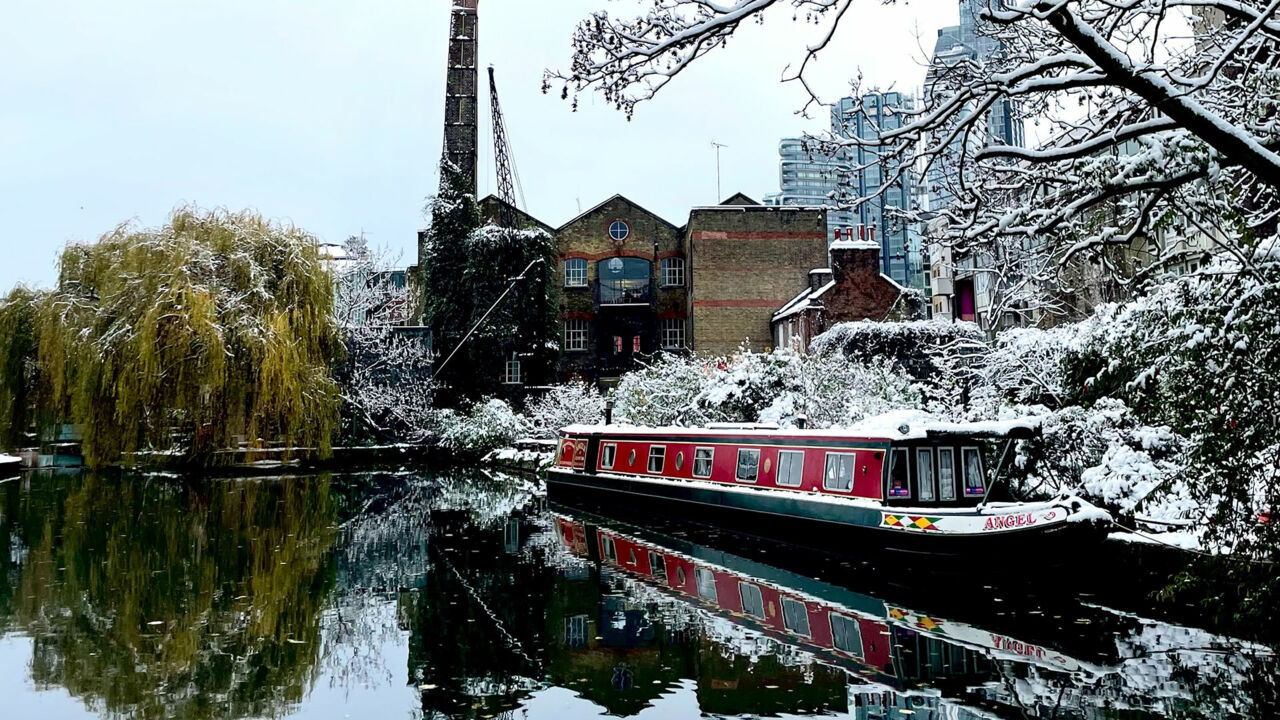 Hausboot am Regent's Canal im Winter
