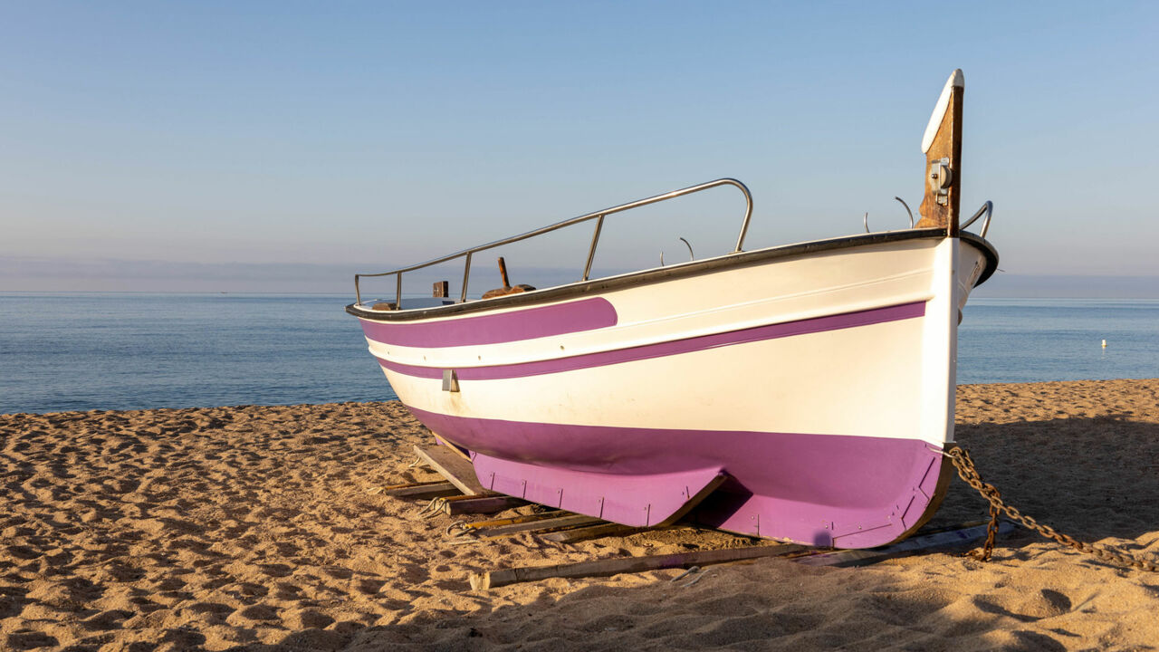 Fischerboot am Strand von Pineda de Mar