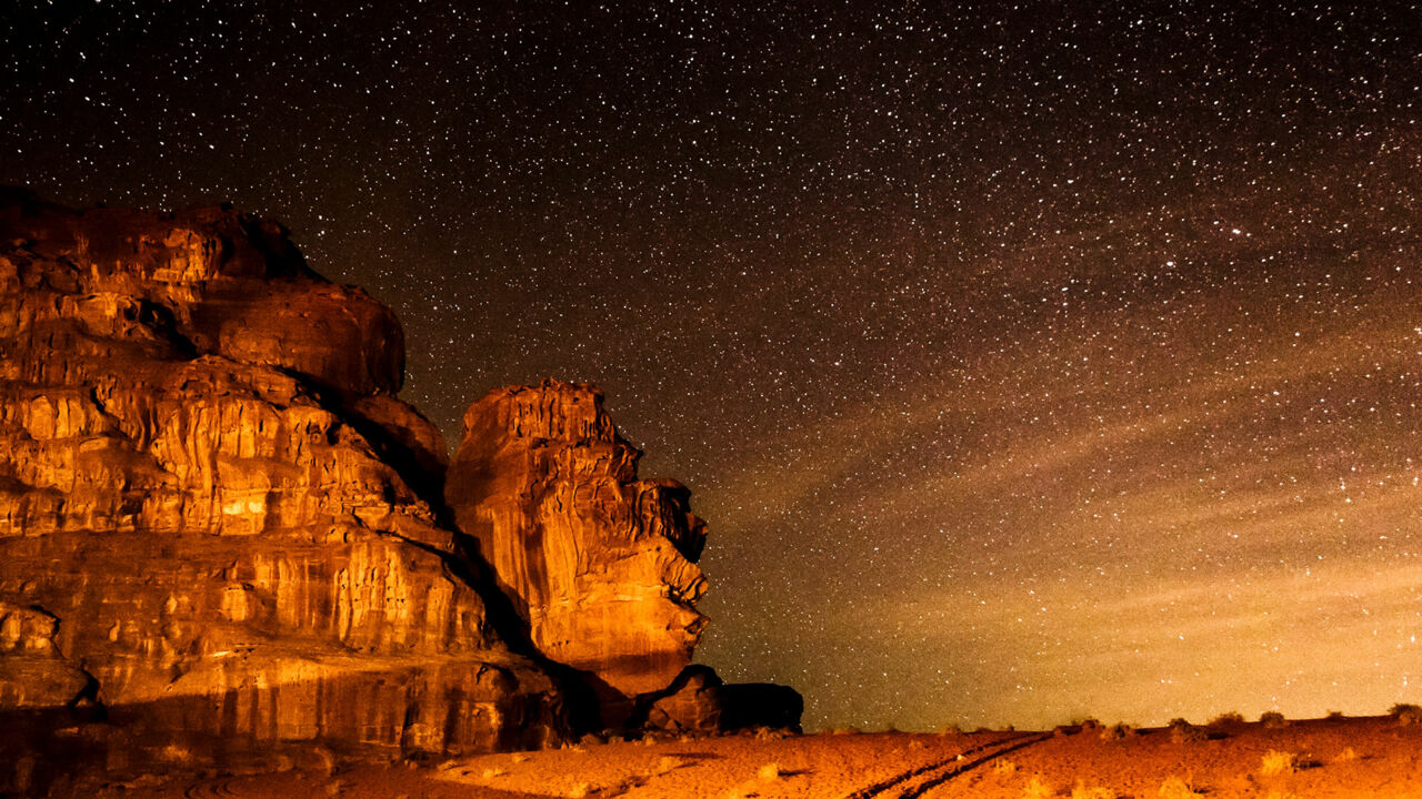 Sternenhimmel in der jordanischen Wüstenlandschaft Wadi Rum
