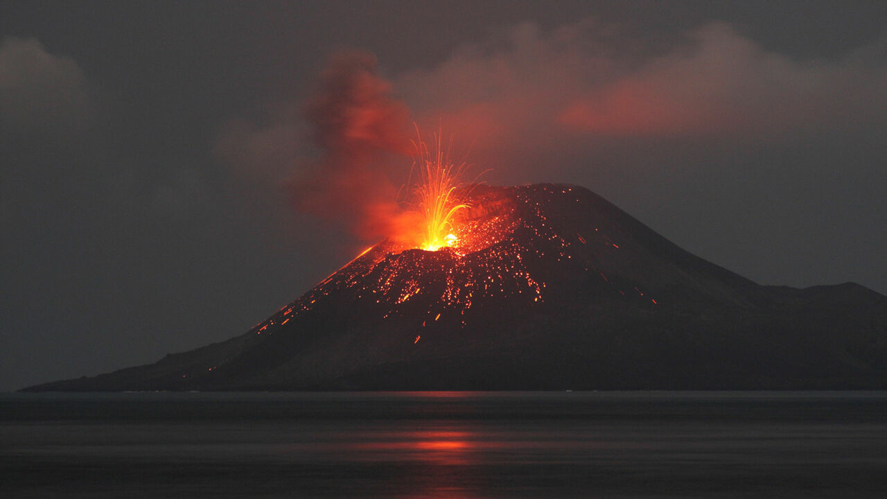 Glühende Lava schießt aus dem Krater der Krakatau.
