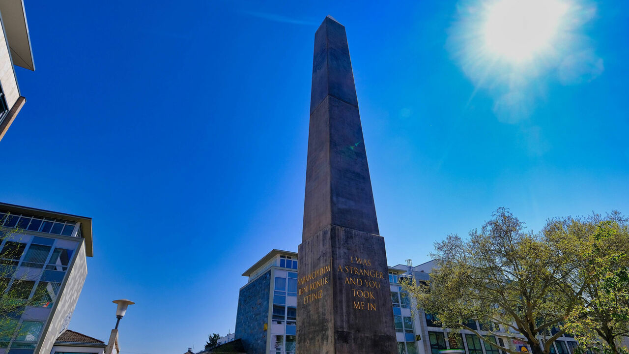 Obelisk von Olu Oguibe, entstanden für die documenta in Kassel