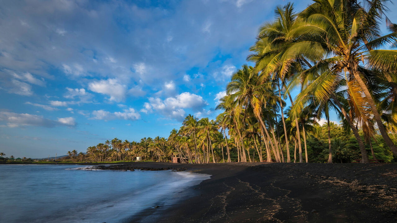 Blick auf den berühmten Punalu’u Beach mit seinem schwarzen Sand.