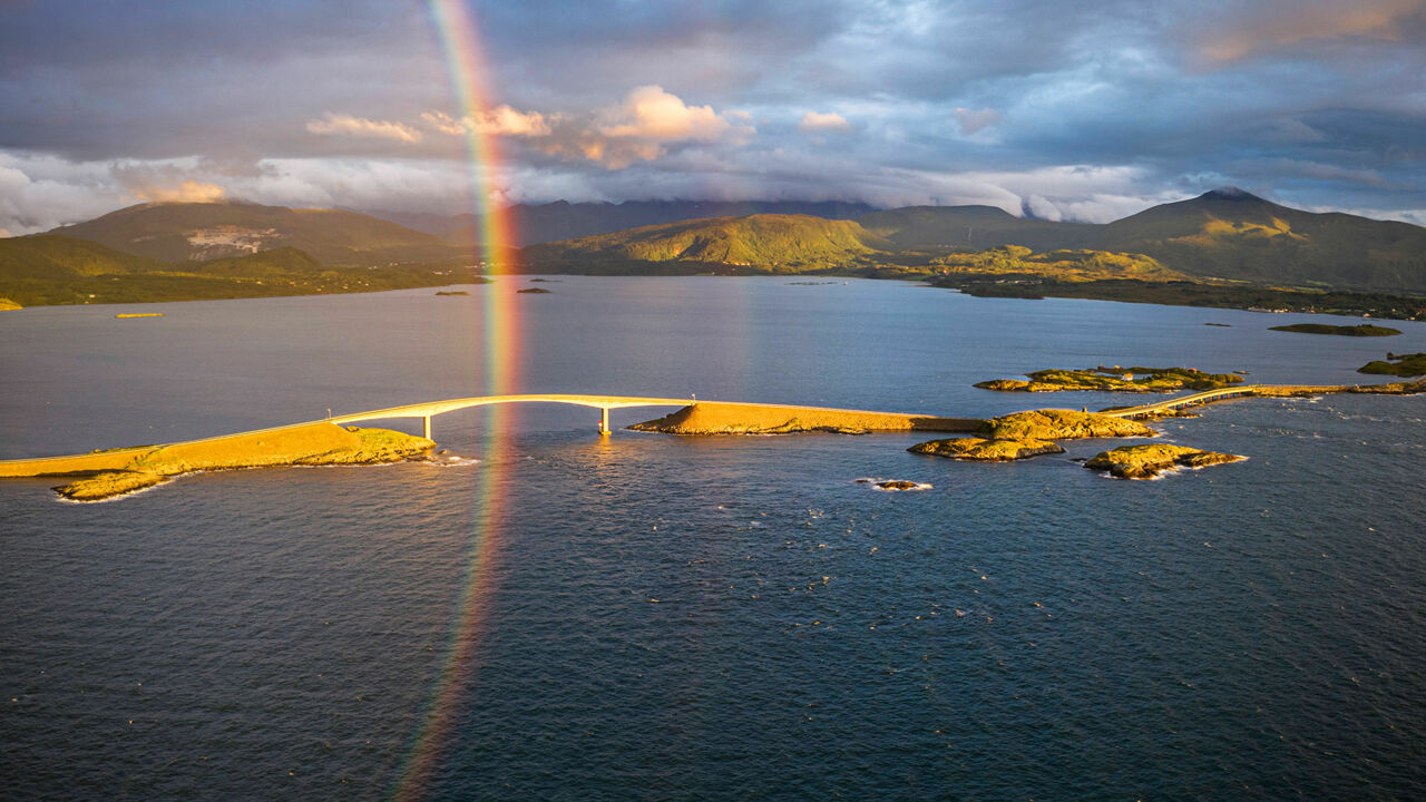 Regenbogen über der Atlantikstraße in Norwegen