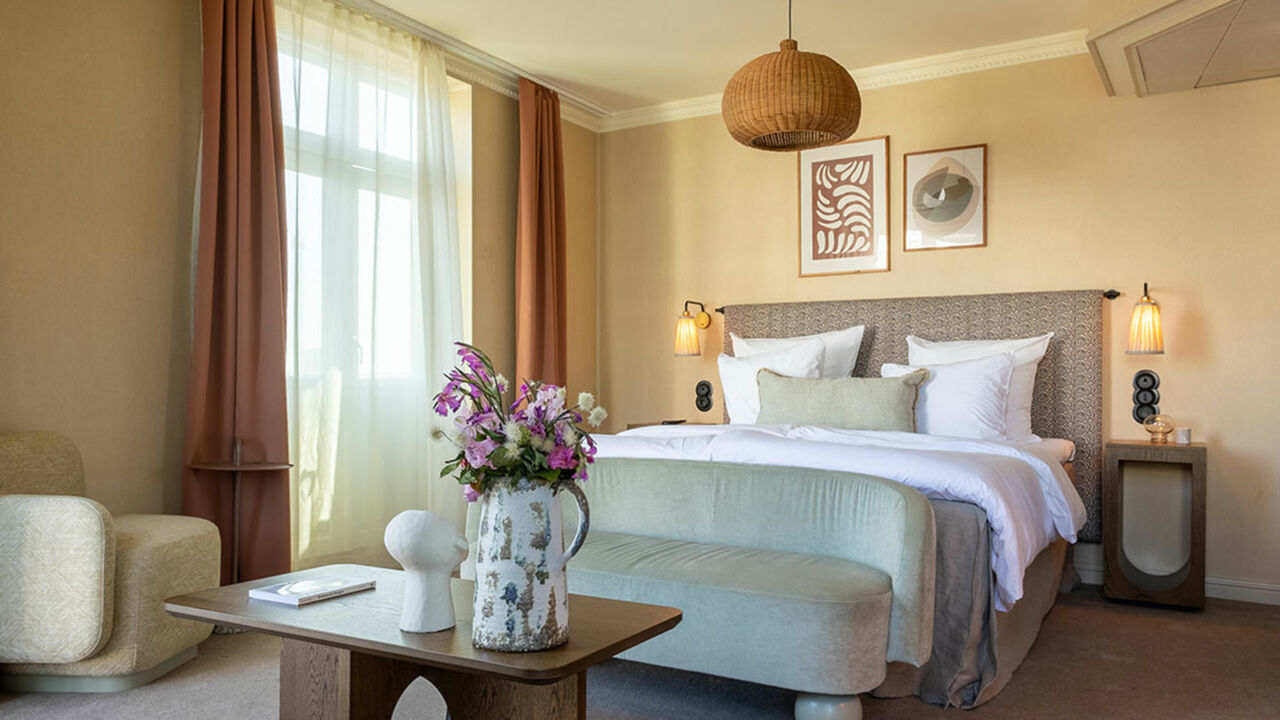 Gemütliches Zimmer mit Doppelbett im Hotel „Grand Joanne“