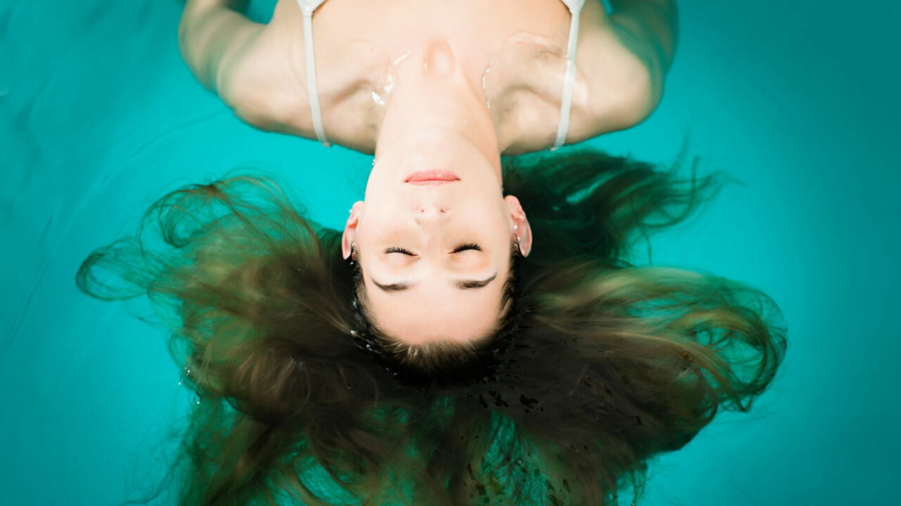 Symbolfoto, Floating (Frau schwebt auf dem Wasser)