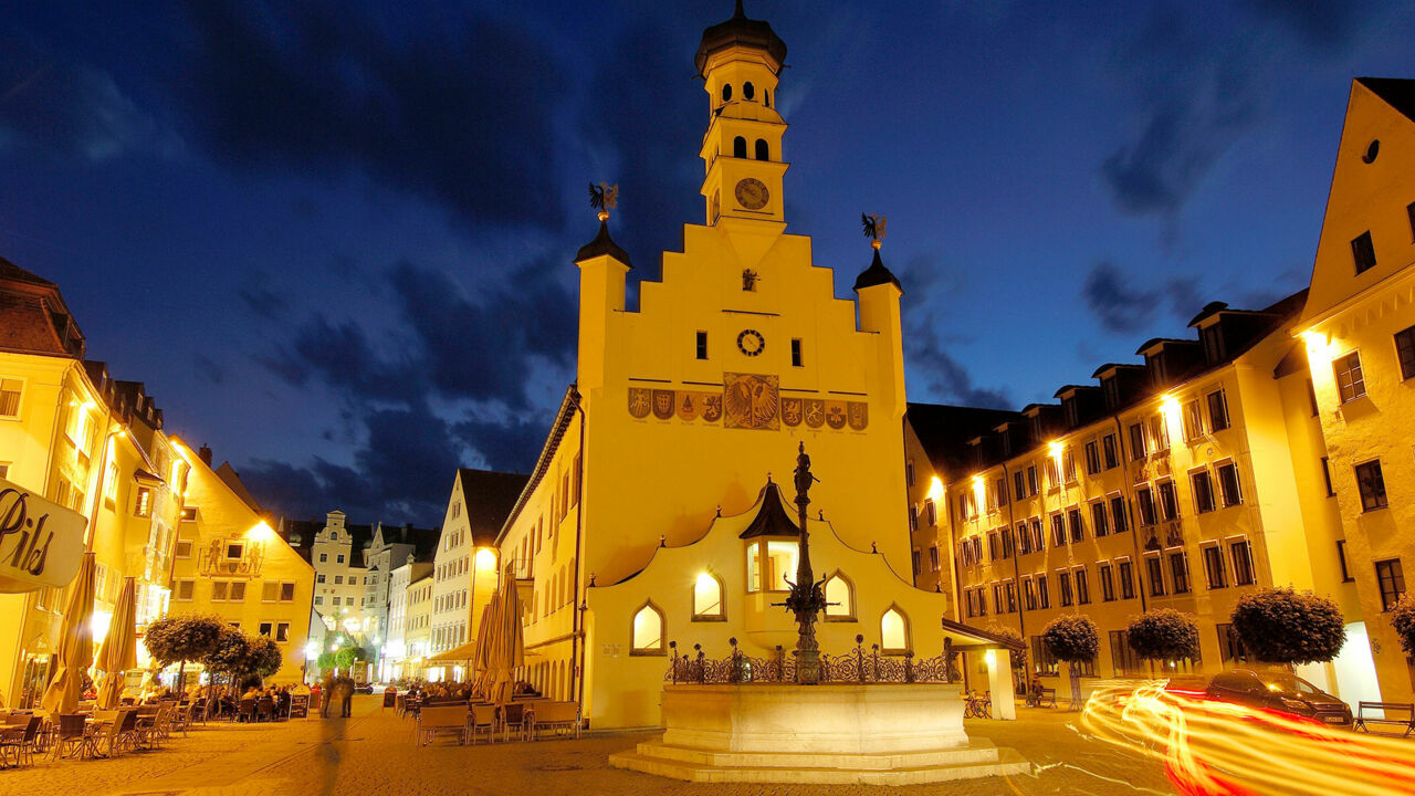 Rathaus von Kempten am Abend 