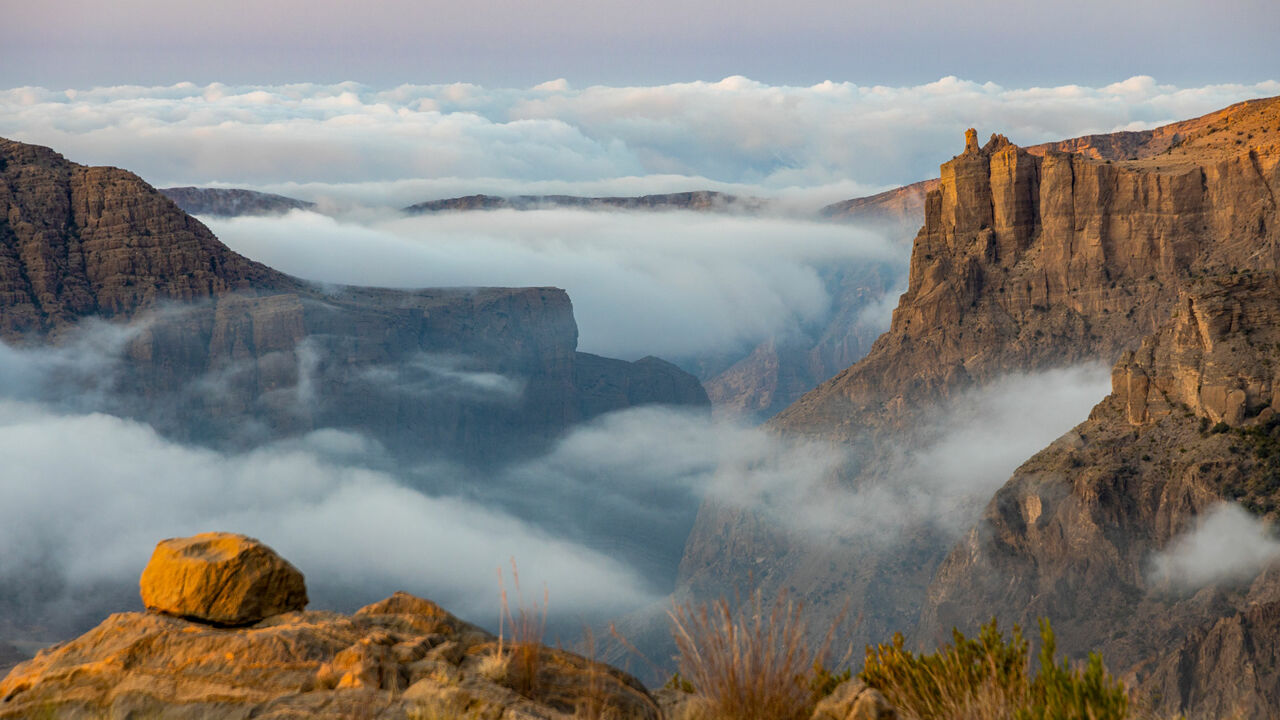 Das wolkenbehangene Hadschar-Gebirge im Oman