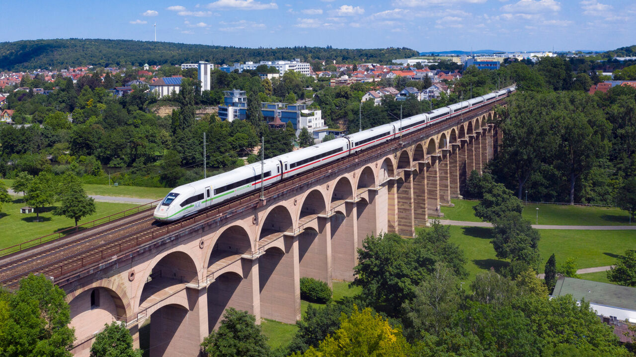 Zugreisen in Deutschland, Zug der Bahn auf Brücke