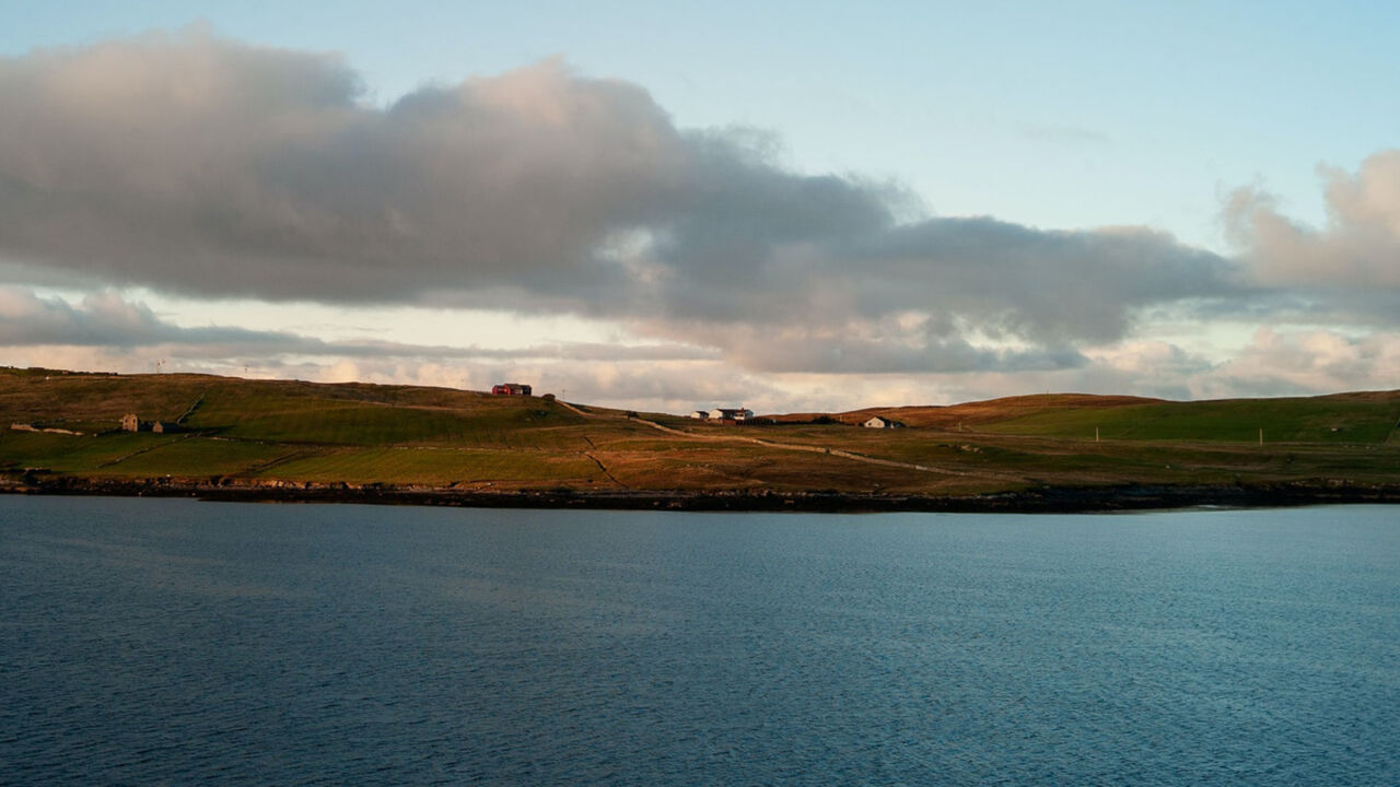 Blick auf die wilde Natur der Shetlandinseln