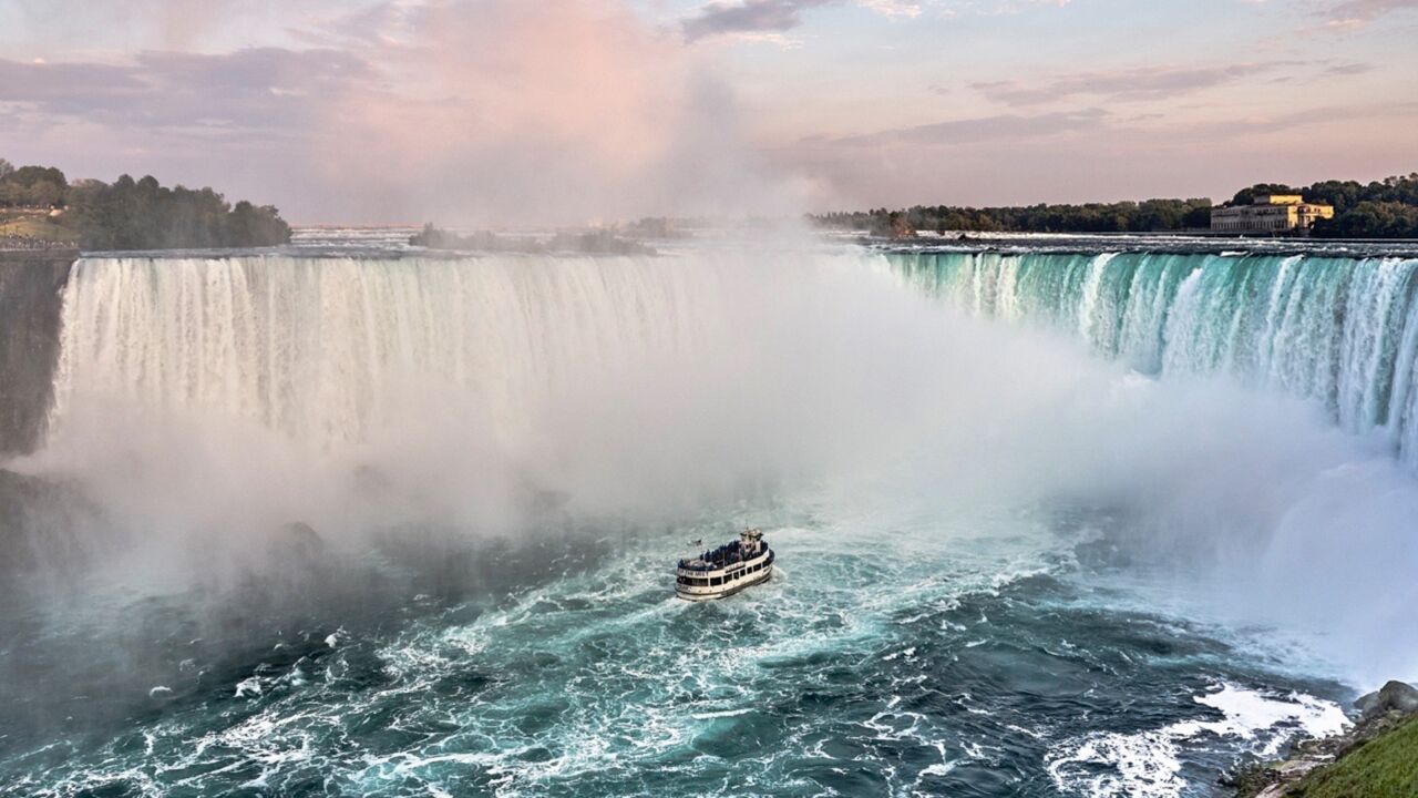 Niagarafälle in Kanada, tosendes Wasser und kleines Schiff