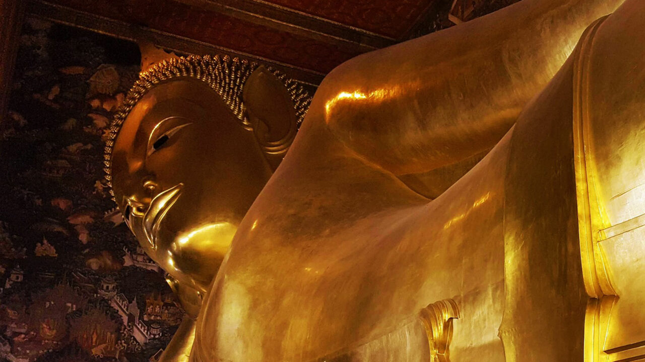 Der liegende Buddha aus Gold im Wat Pho Tempel von Bangkok