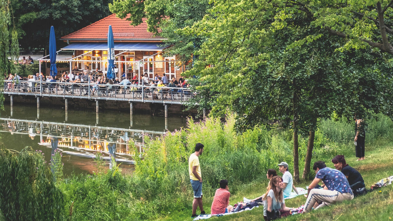 Blick auf den Steg vom „Bootshaus Stella“ in Charlottenburg.