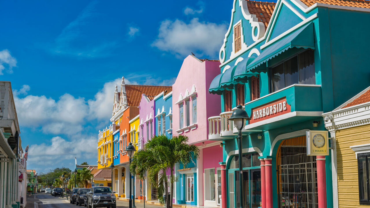 Kralendijk, Hauptort von Bonaire, bunte Häuserreihe aus der Kolonialzeit