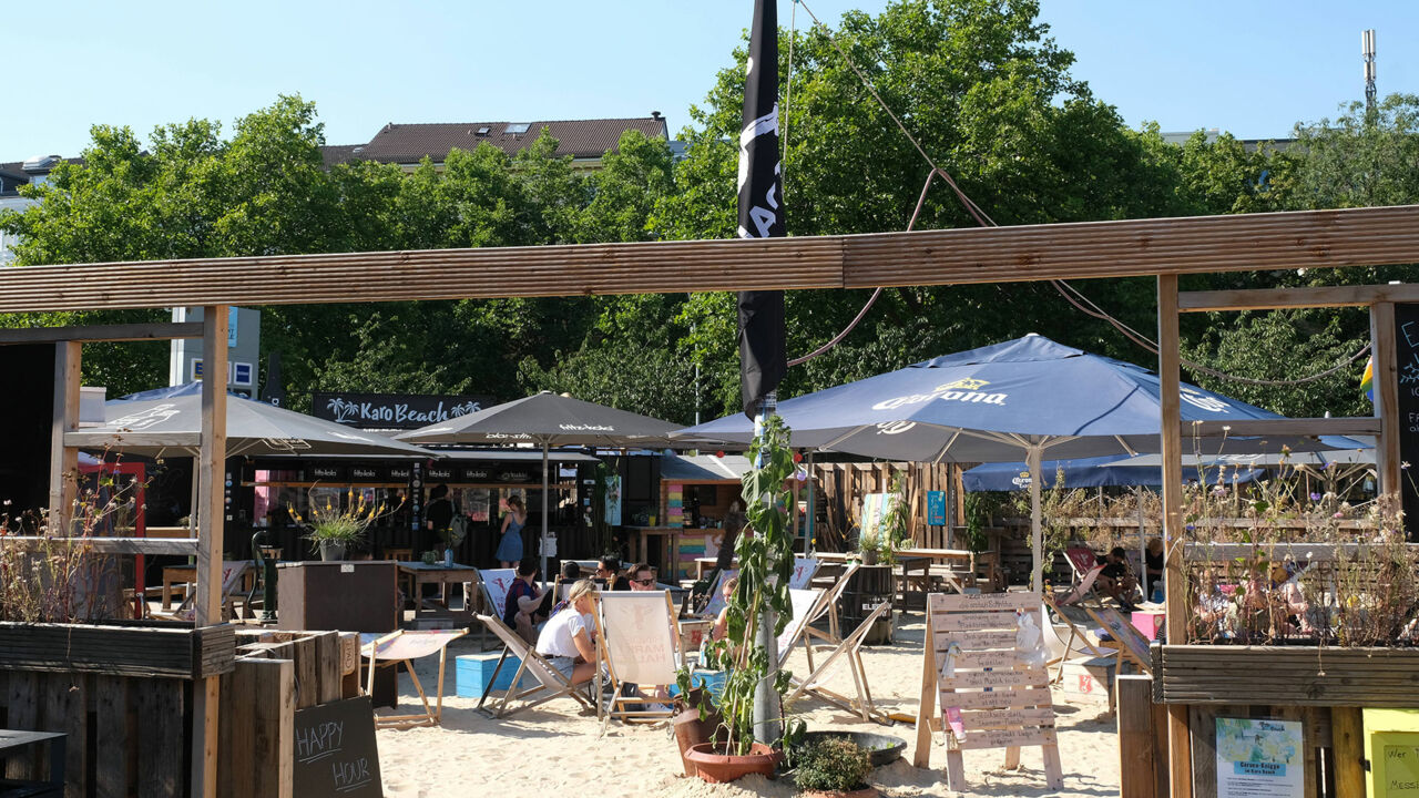 Beachclub vor der Rindermarkthalle, Hamburg