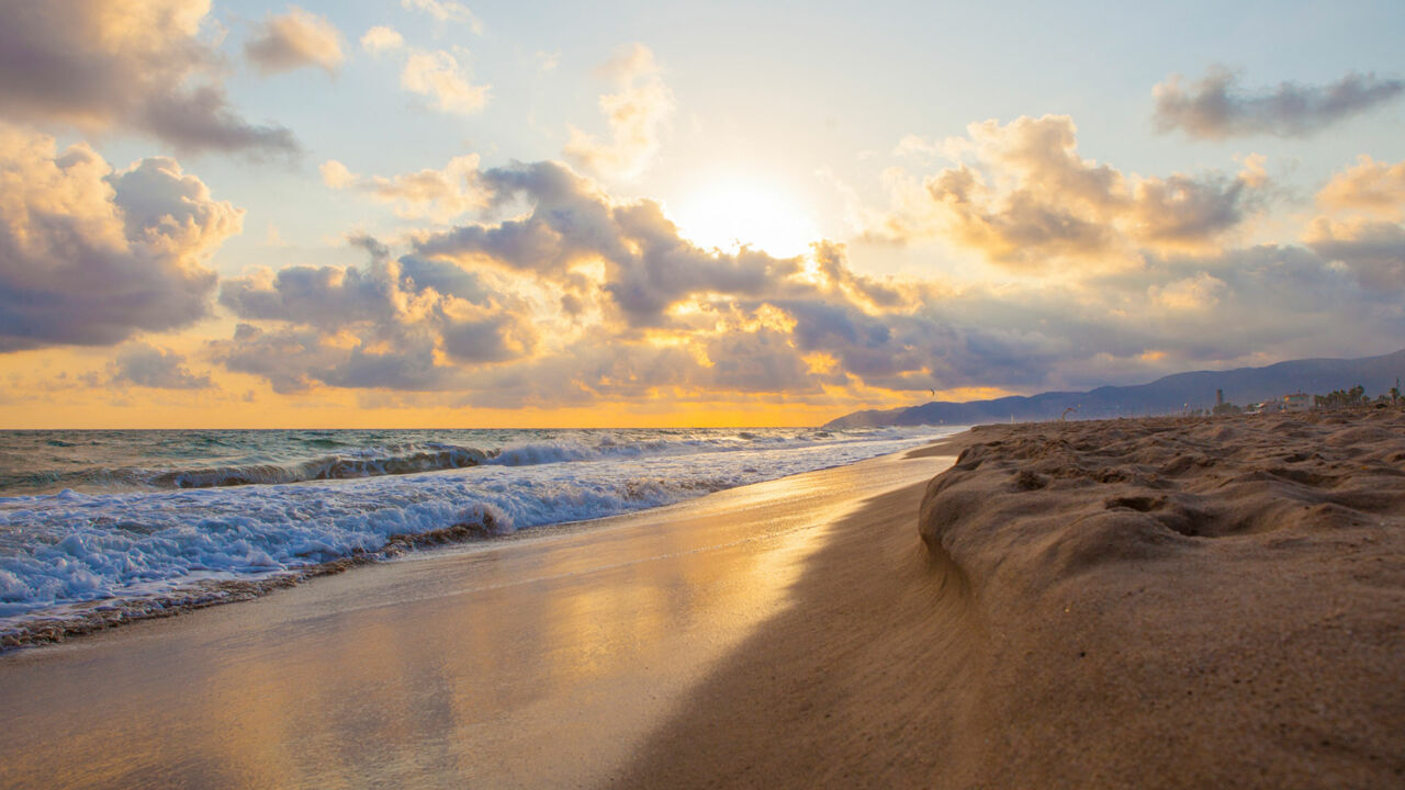 Sandstrand von Castelldefels bei Sonnenuntergang