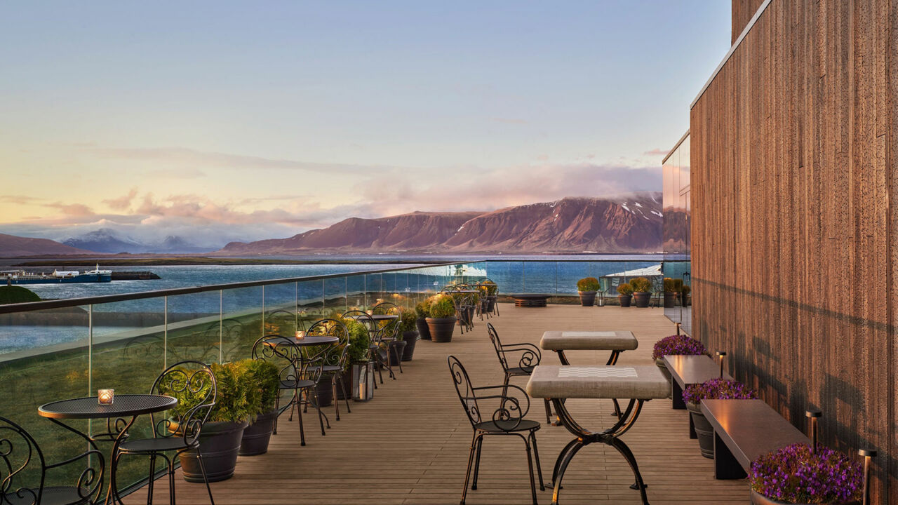 Blick von der Terrasse des „The Reyjkavik Edition“ auf den Berg Esja