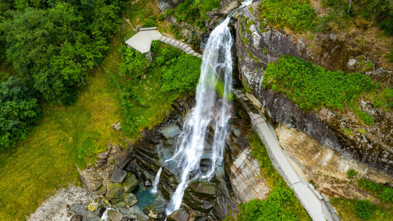 Steinsdalsfossen mit Spazierweg, Wasserfall in Norwegen