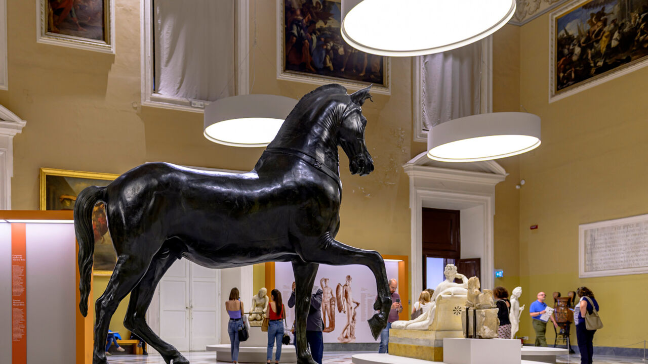 Bronze-Statue eines Pferdes im Archäologischen Nationalmuseum von Neapel