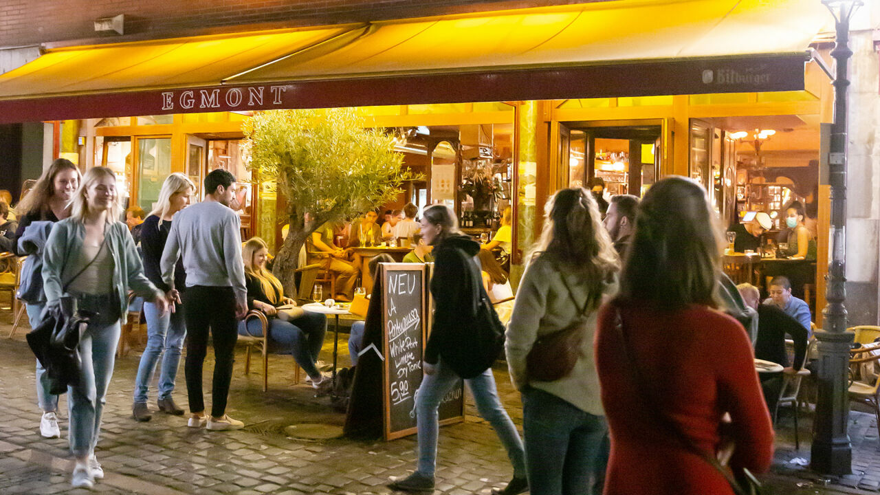 Egmont, Café in Aachen, am Abend