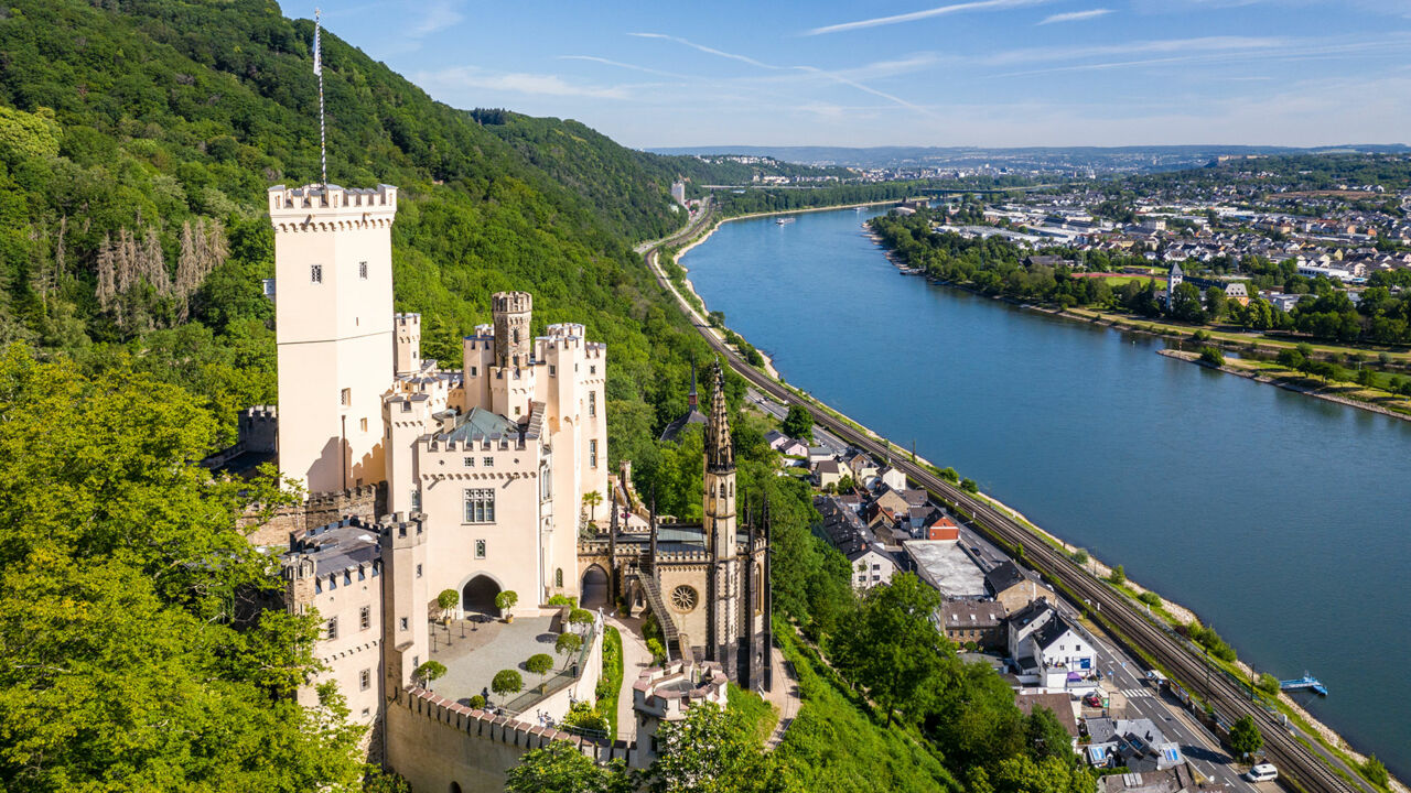 Burg Stolzenfels am Rheinufer