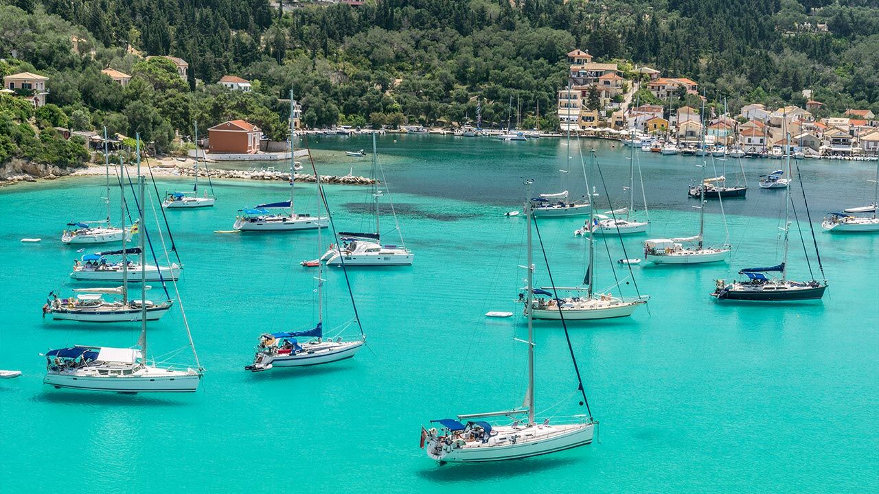 Boote in einer Lagune auf der griechischen Insel Paxos