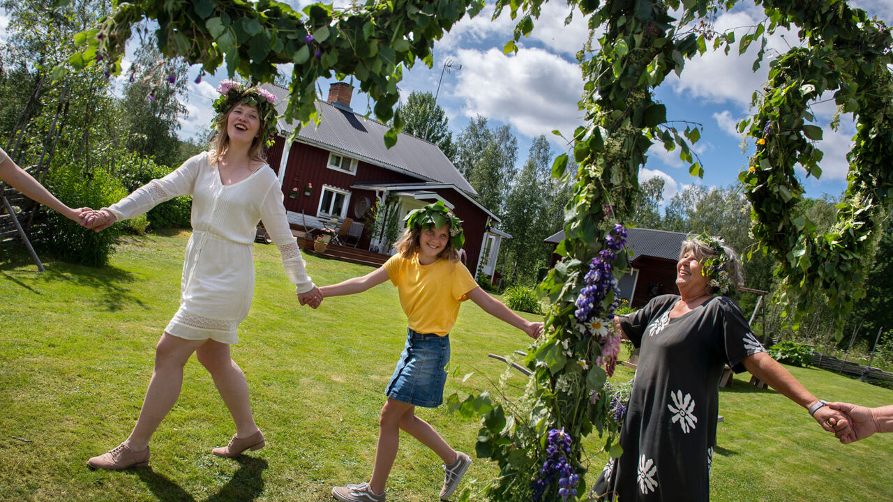Tanzende Familie in Schweden, Mittsommer-Fest