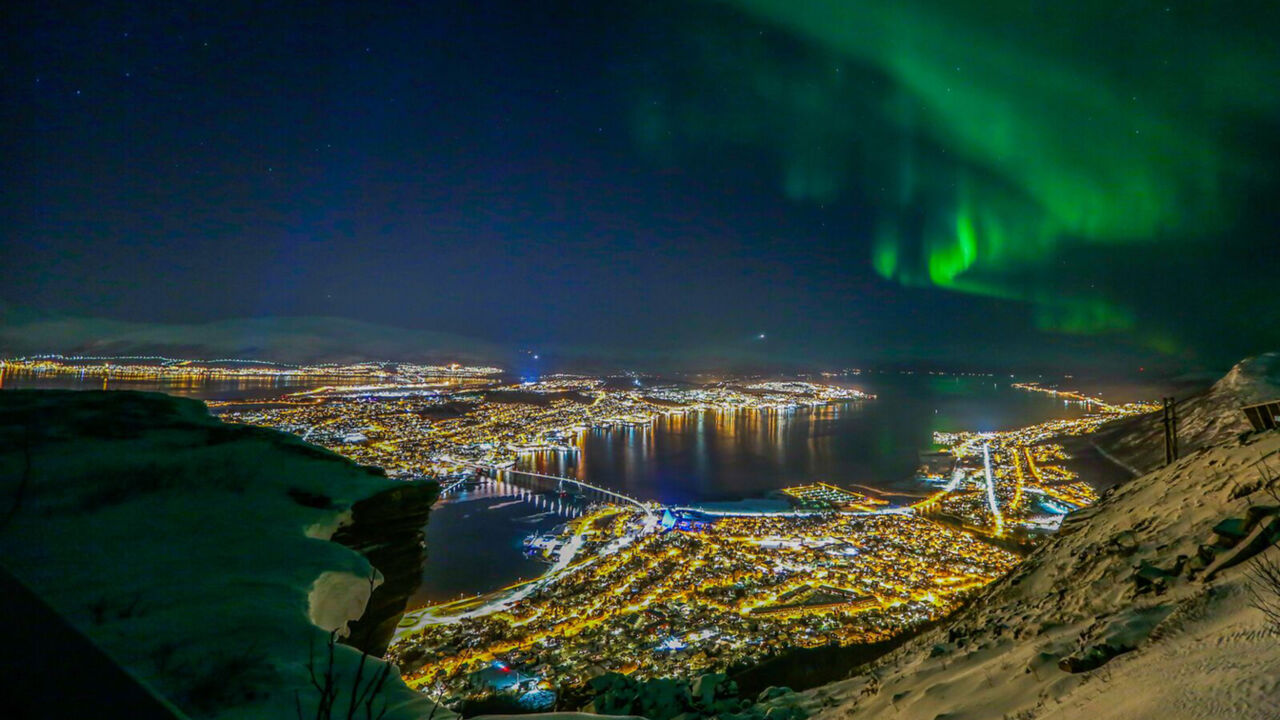 Polarlichter über der norwegischen Stadt Tromso