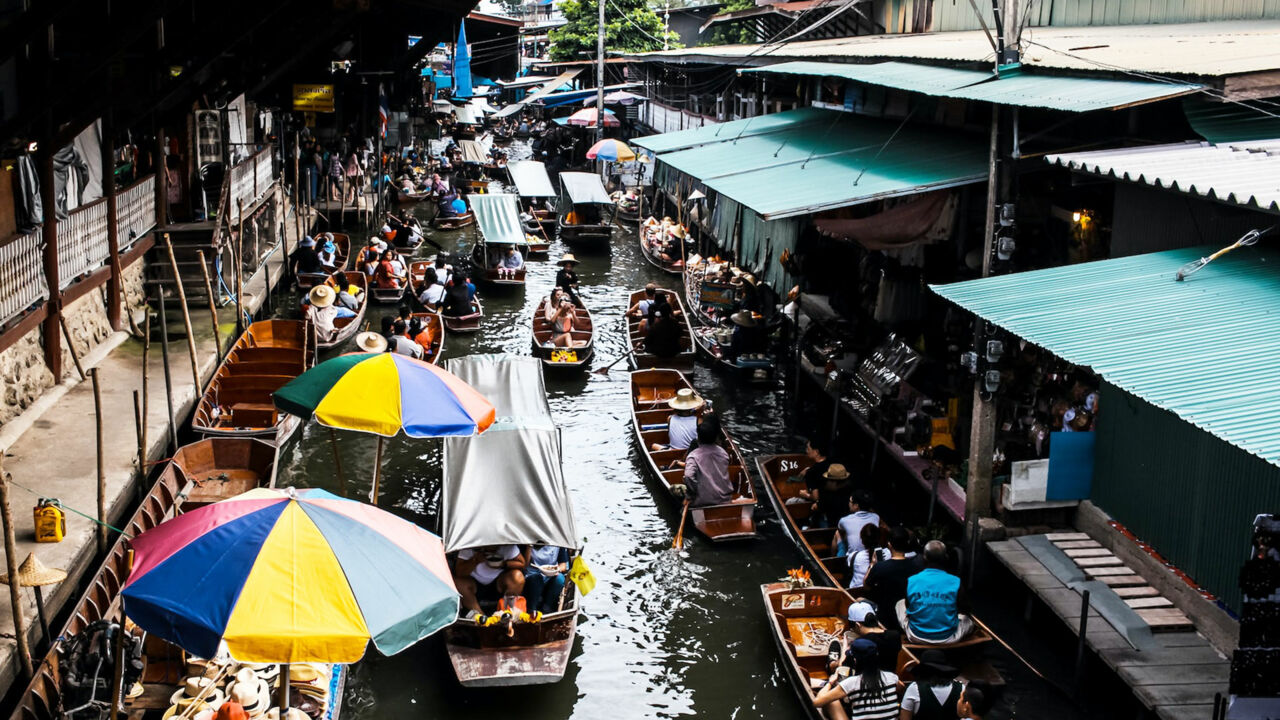 Boote tummeln sich auf einem der Floating Markets von Bangkok