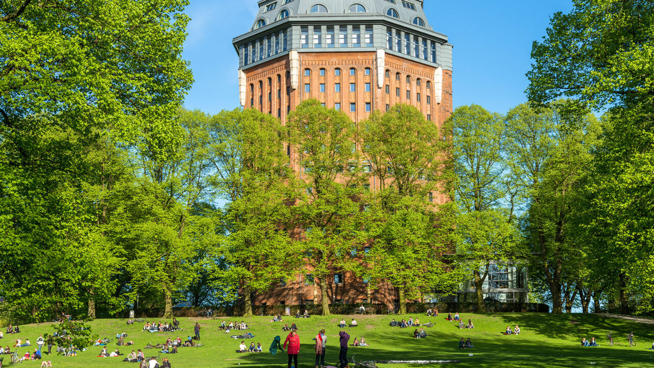 Grüne Bäume vor dem Wasserturm im Schanzenpark