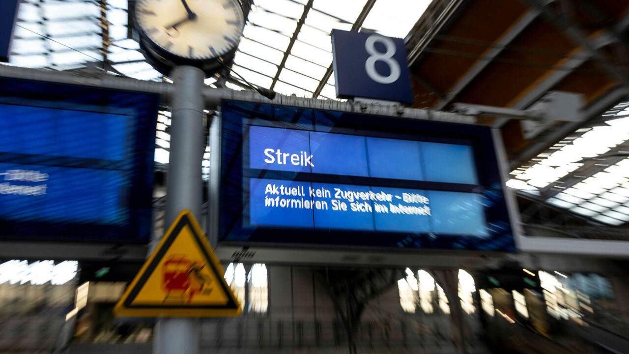 Anzeigetafel „Streik“ am Bahnhof 