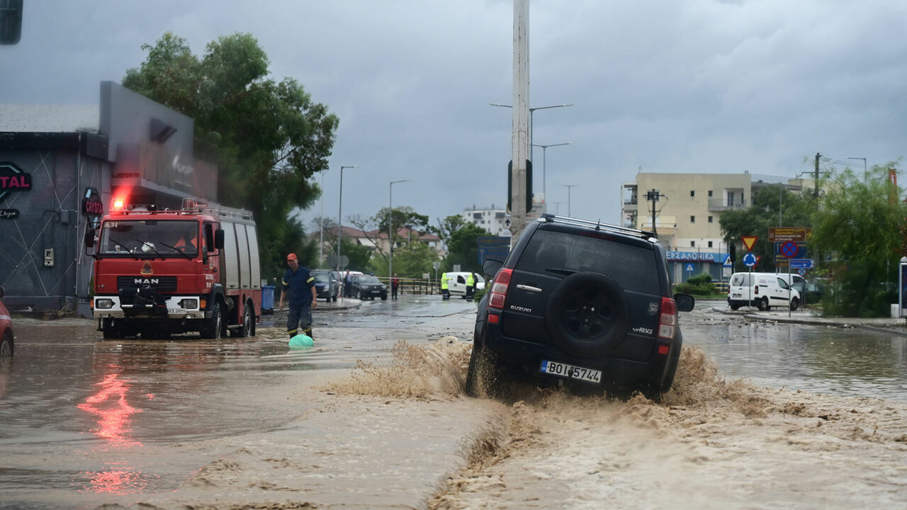Überschwemmungen in der griechischen Hafenstadt Volos, Auto und Rettungswagen